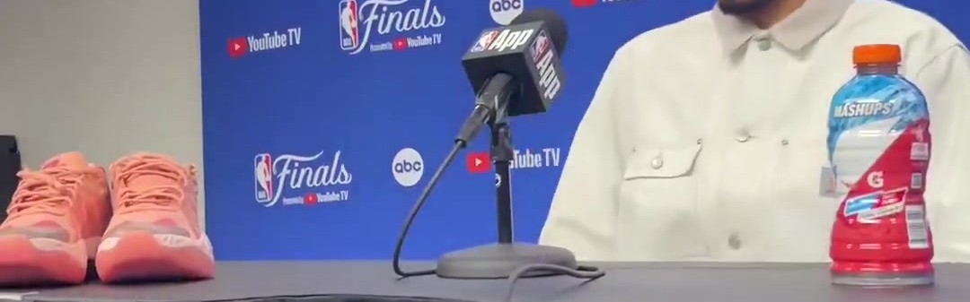 彪马：👍🏾哈利伯顿赛后采访 直接把个人1代签名鞋摆上桌面！