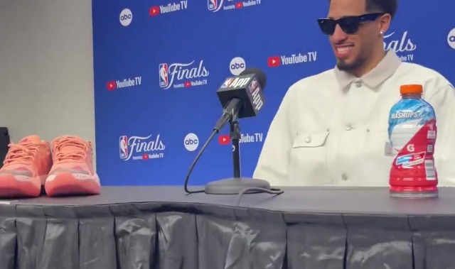 彪马:👍🏾哈利伯顿赛后采访 直接把个人1代签名鞋摆上桌面!