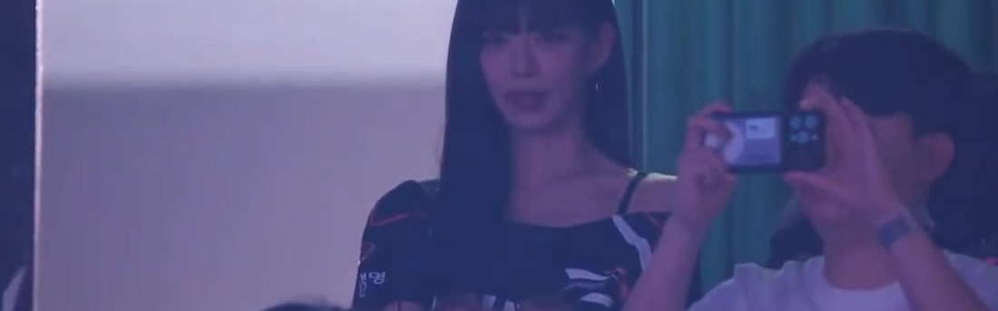 HLEvsGEN决胜局战歌起！赛前LCK官方镜头给到HLE观赛团长彩煐🕶️