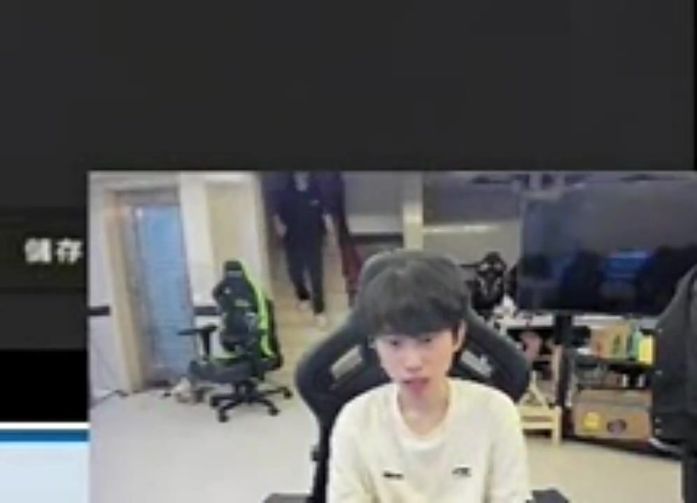 深圳NIP新打野就是你❓H4cker现身俱乐部基地,并与Doinb打招呼!