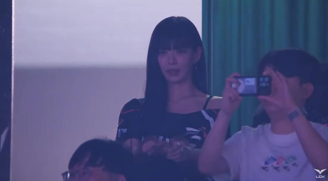 HLEvsGEN决胜局战歌起！赛前LCK官方镜头给到HLE观赛团长彩煐🕶️